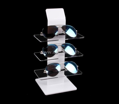 Personalizovaný volně stojící akrylový stojan na sluneční brýle